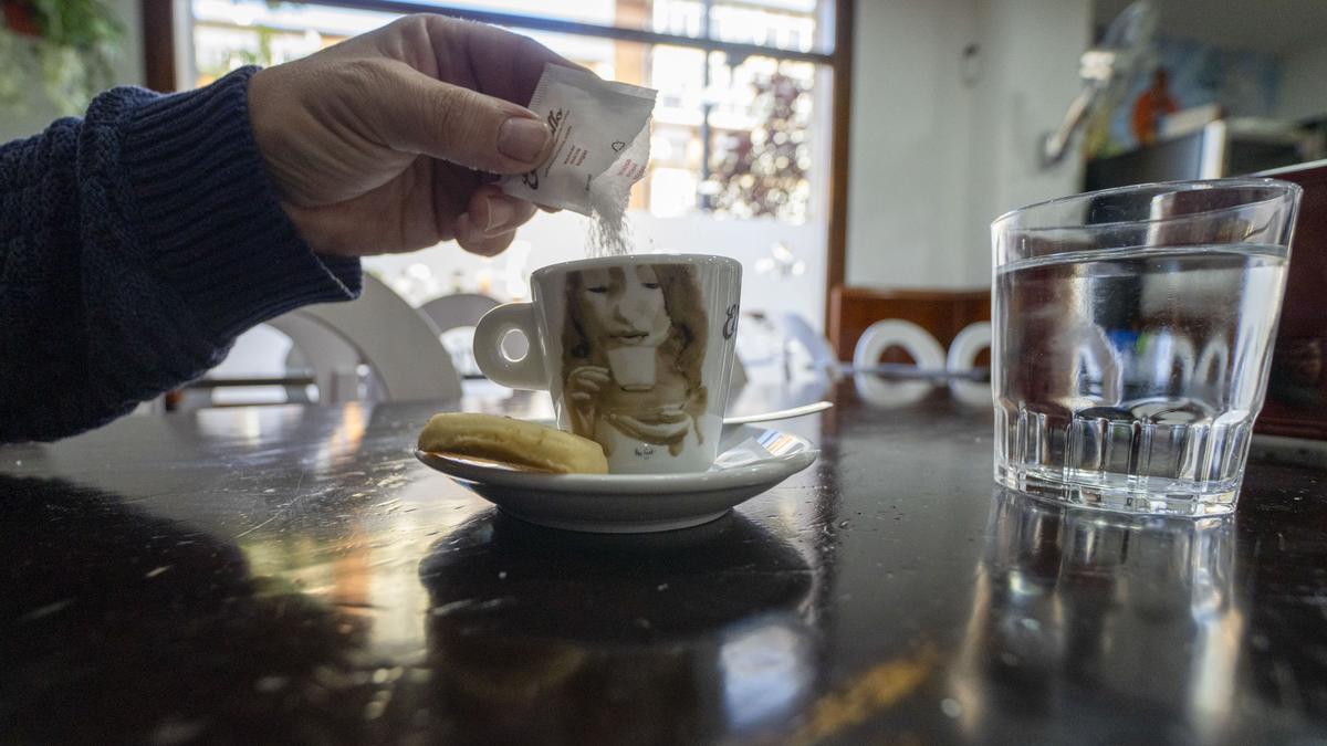 Una persona se toma un café en un bar