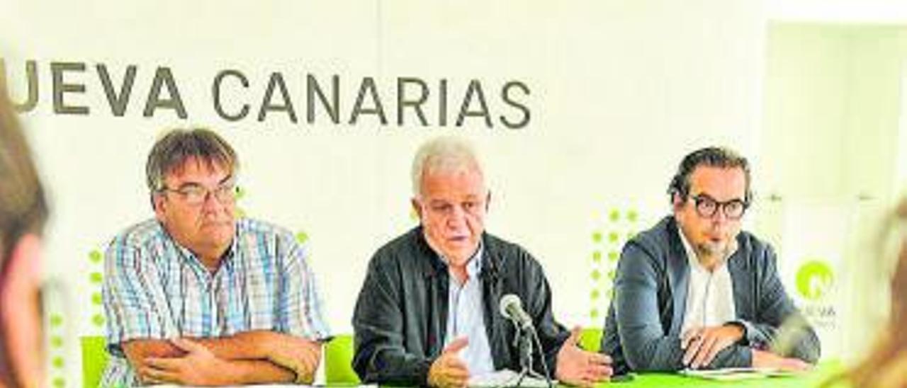 Carmelo Ramírez, secretario de Organización de NC (centro), junto a los asesores jurídicos de Nueva Canarias.