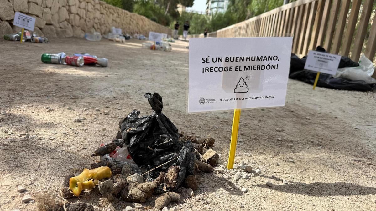 Cacas de perro junto a otros residuos en una parte de la ladera