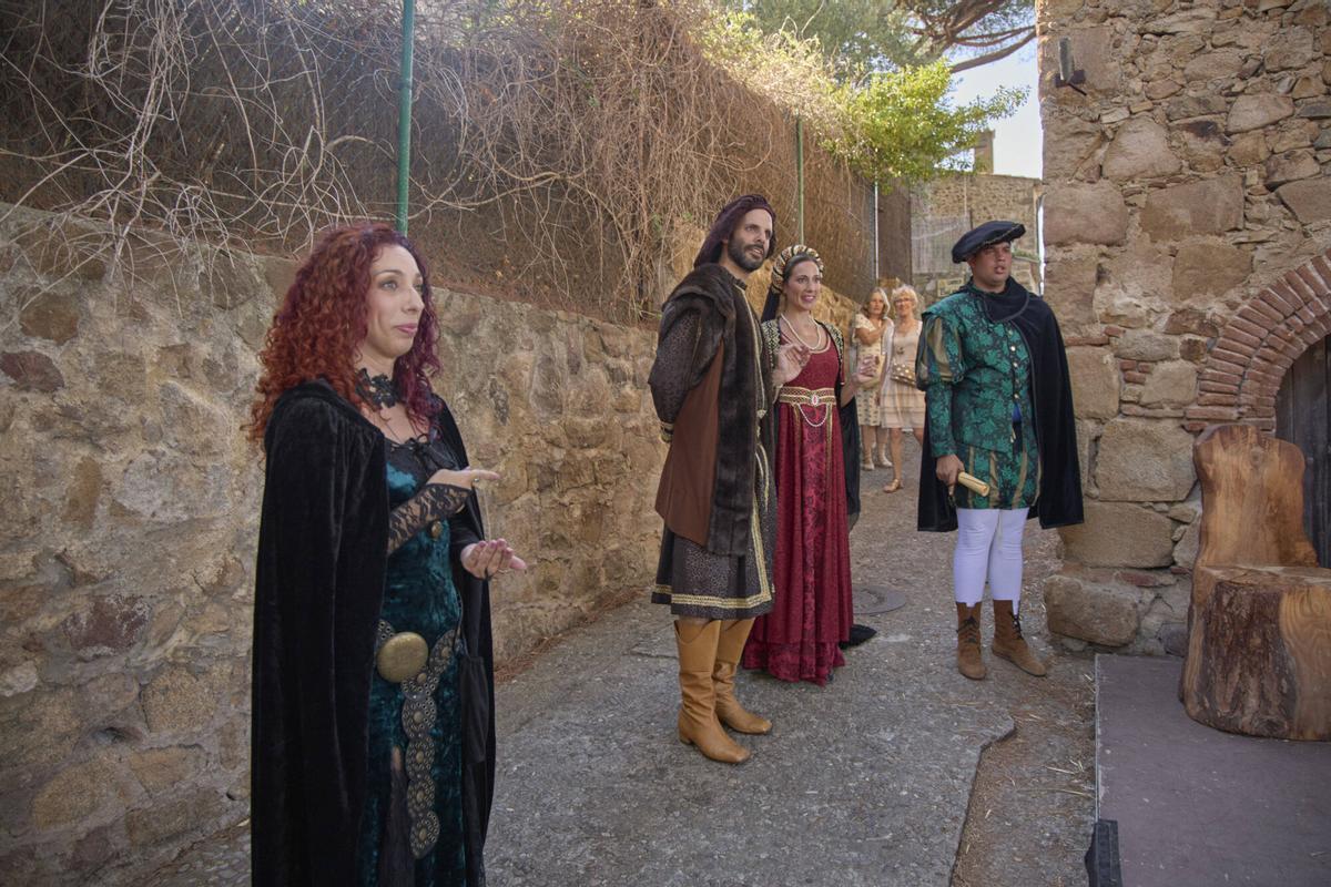 Músics i artesans fan reviure l’edat mitjana a Castell d’Aro en la 25a edició del Mercat Medieval Músics i artesans fan reviure l’edat mitjana a Castell d’Aro en la 25a edició del Mercat Medieval