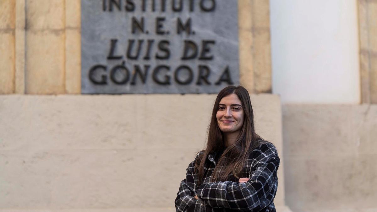 La autora de la tesis, ante el edificio que hoy alberga al Instituto Luis de Góngora de Córdoba.