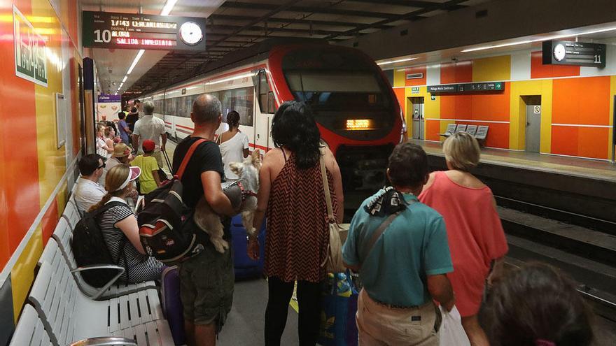 Usuarios del Cercanías en la estación de María Zambrano.