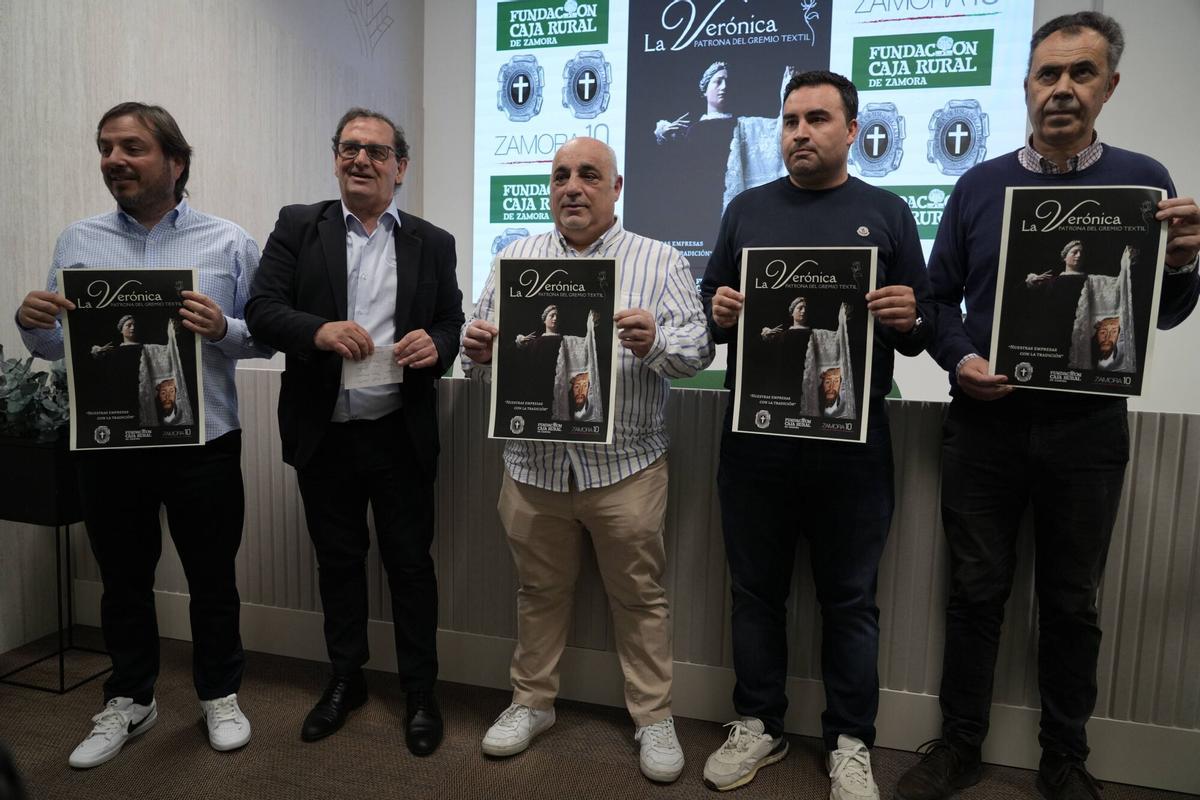 Representantes de Jesús Nazareno, Caja Rural y Zamora 10 con el cartel dedicado a La Verónica.
