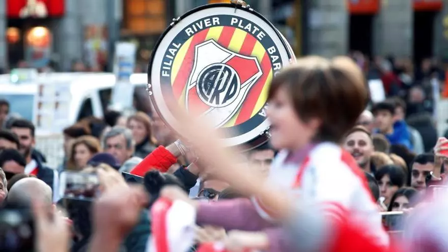 Los hinchas de River y Boca llenan Madrid