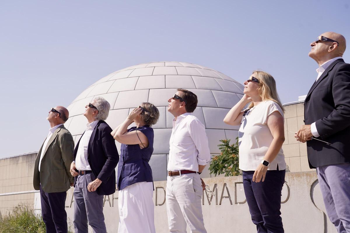 Almeida, Sanz y Rivera de La Cruz miran al sol con lñas gafas homologadas que reparte el Ayuntamiento.