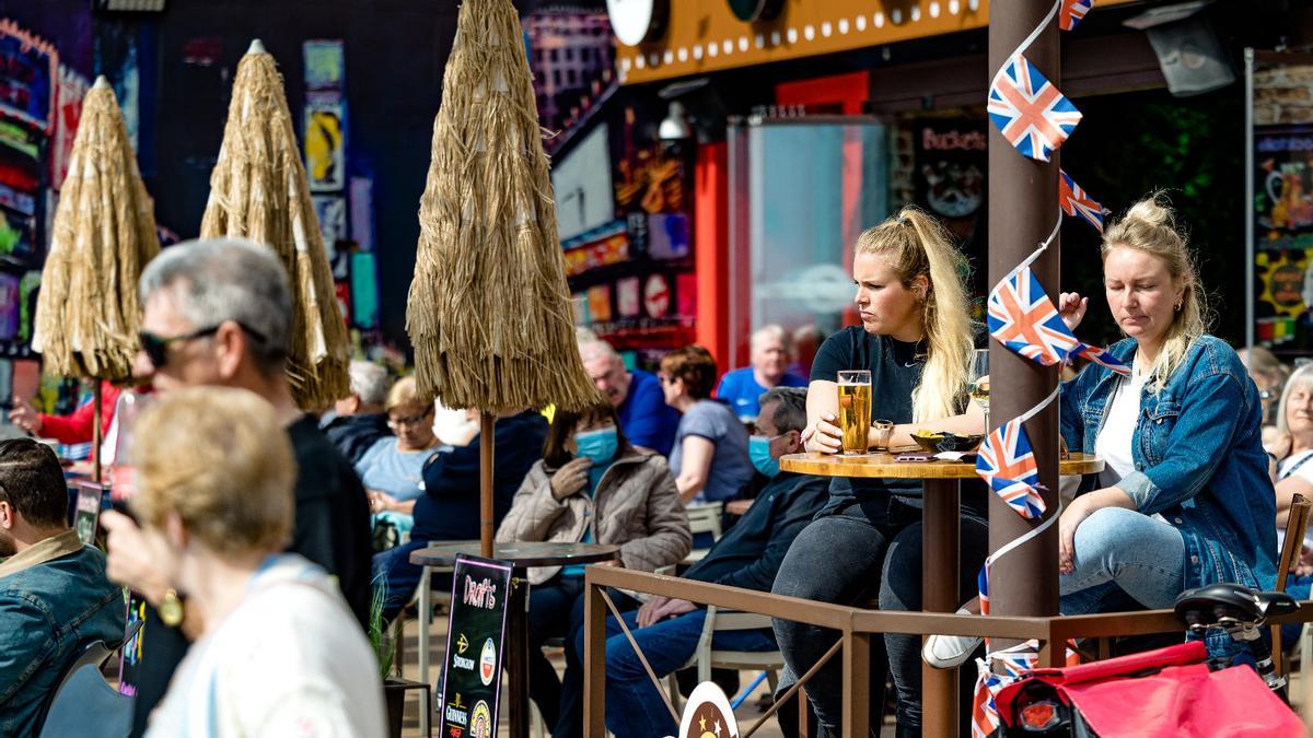 Dos turistas británicas disfrutando de una cerveza en la zona giri de Benidorm