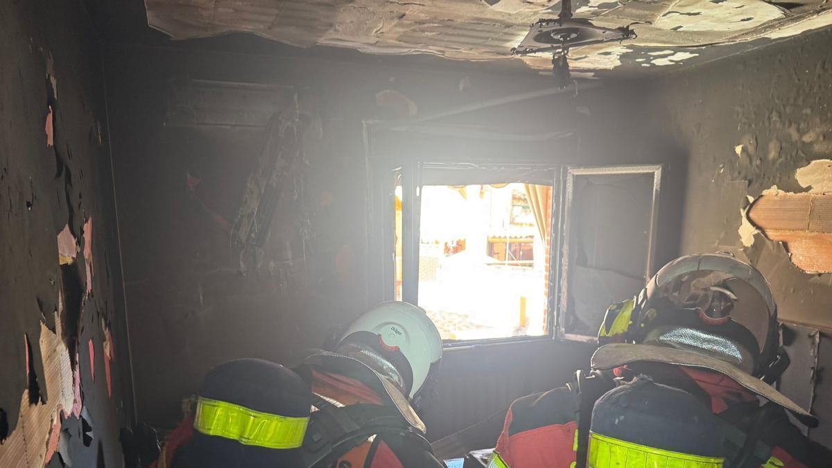 Bomberos de la Comunidad de Madrid en un incendio en una vivienda en Navalcarnero