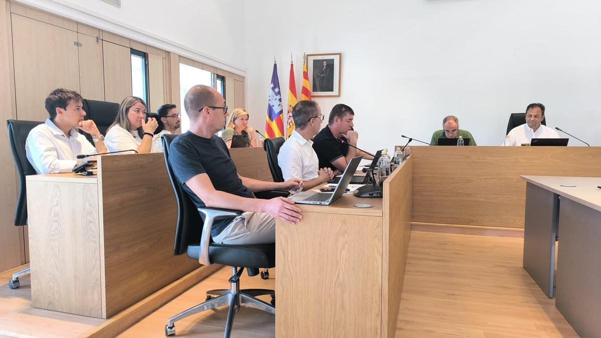 Llorenç Córdoba escucha la intervención de José Manuel Alcaraz en la sesión plenaria de hoy miércoles