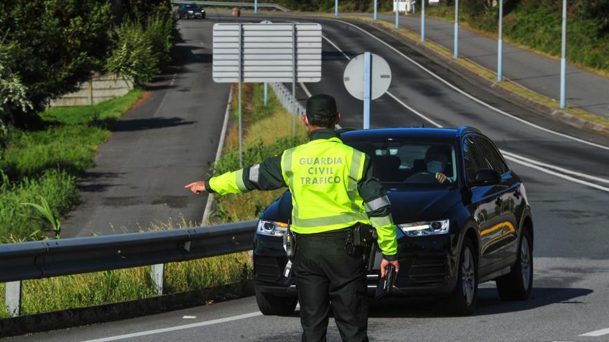 VIDEO: Multado por 200 euros por no tener el recambio o "galleta": la Guardia civil vigila el maletero de los asturianos