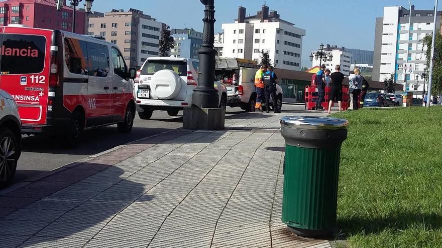 Herido un hombre mayor tras caer a una alcantarilla con la tapa defectuosa en La Corredoria (Oviedo)