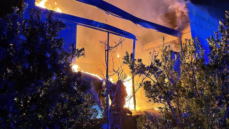Un incendio arrasa la casa madrileña del magnate Pérez Simón