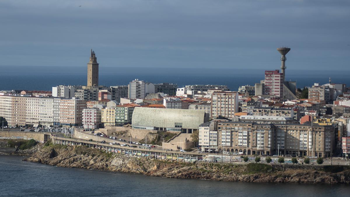 Vista de A Coruña con la Torre de Hércules en la silueta del litoral coruñés.