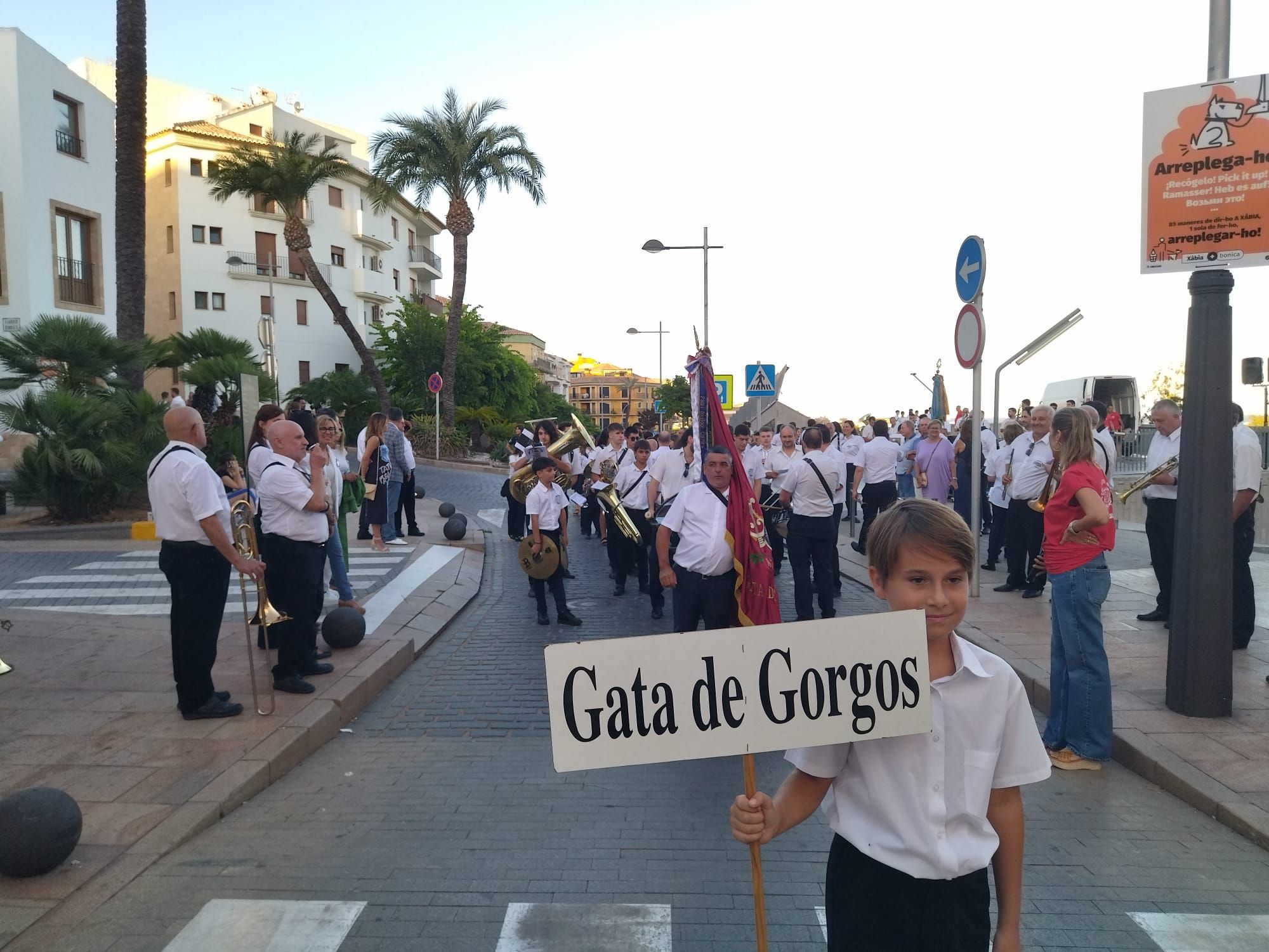 Xàbia, capital de la música: más de 800 músicos de toda la comarca llenan de vida las calles (imágenes)