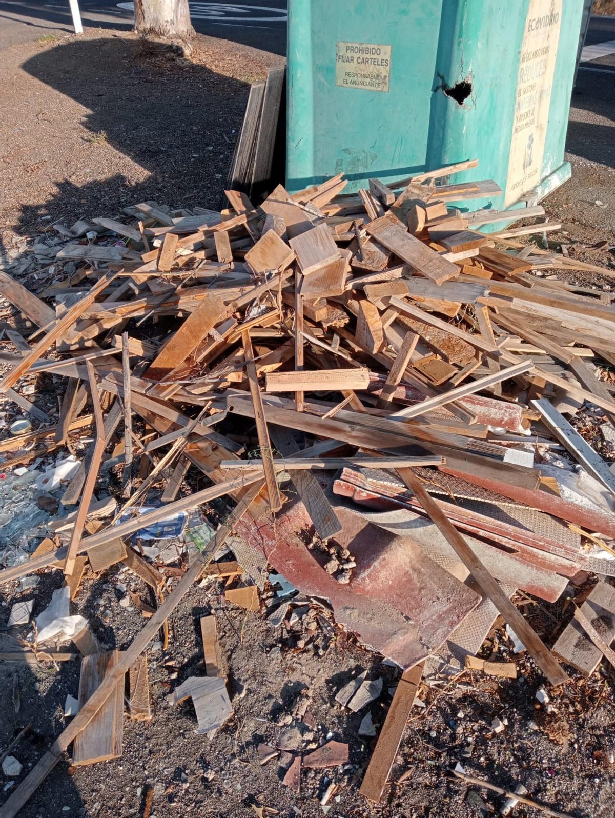 Basura y escombros depositados en diferentes zonas del municipio de Telde