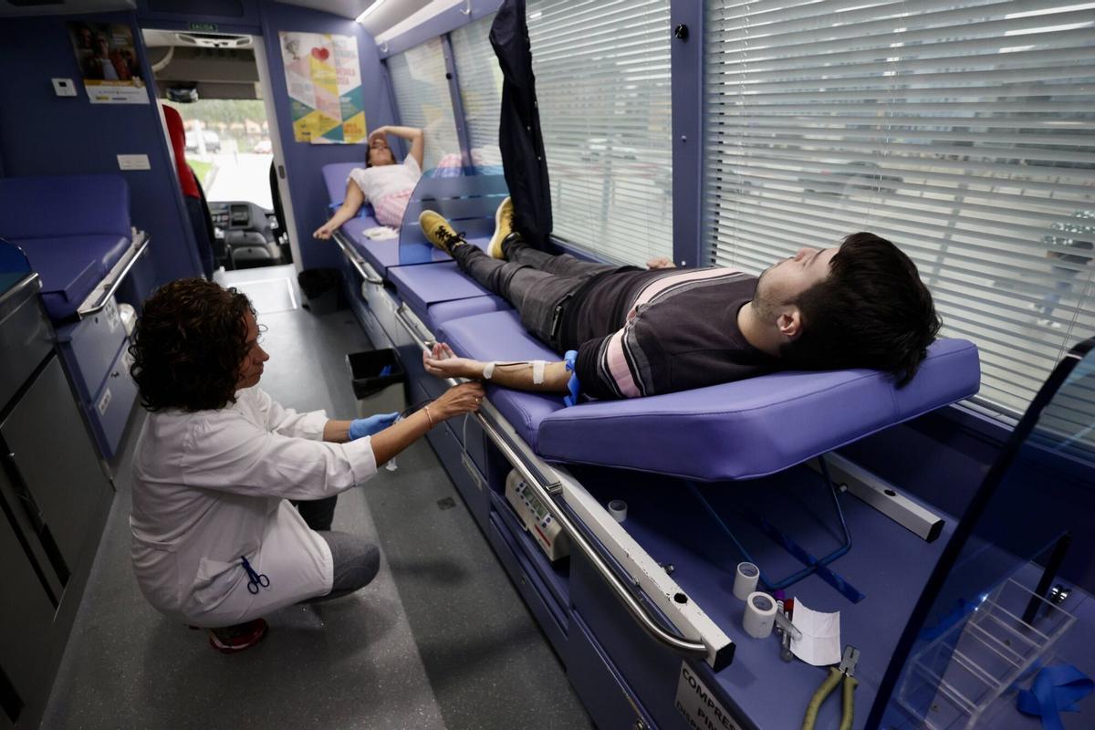Personas donando sangre. DONANCION DE SANGRE. DONANTES. MARATON EN EL HUCA. ASOCIACION GALBAN