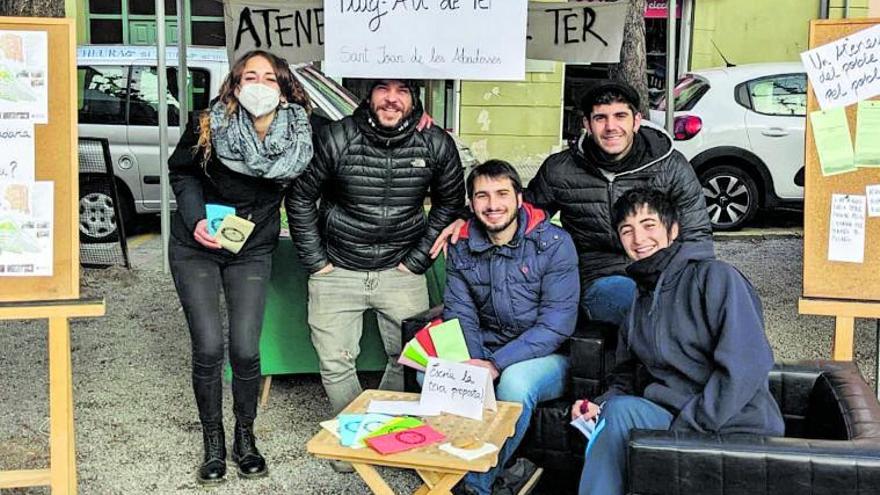 Alguns dels impulsors del nou ateneu Puig-alt de Ter de Sant Joan de les Abadesses. | ARIADNA RECHE