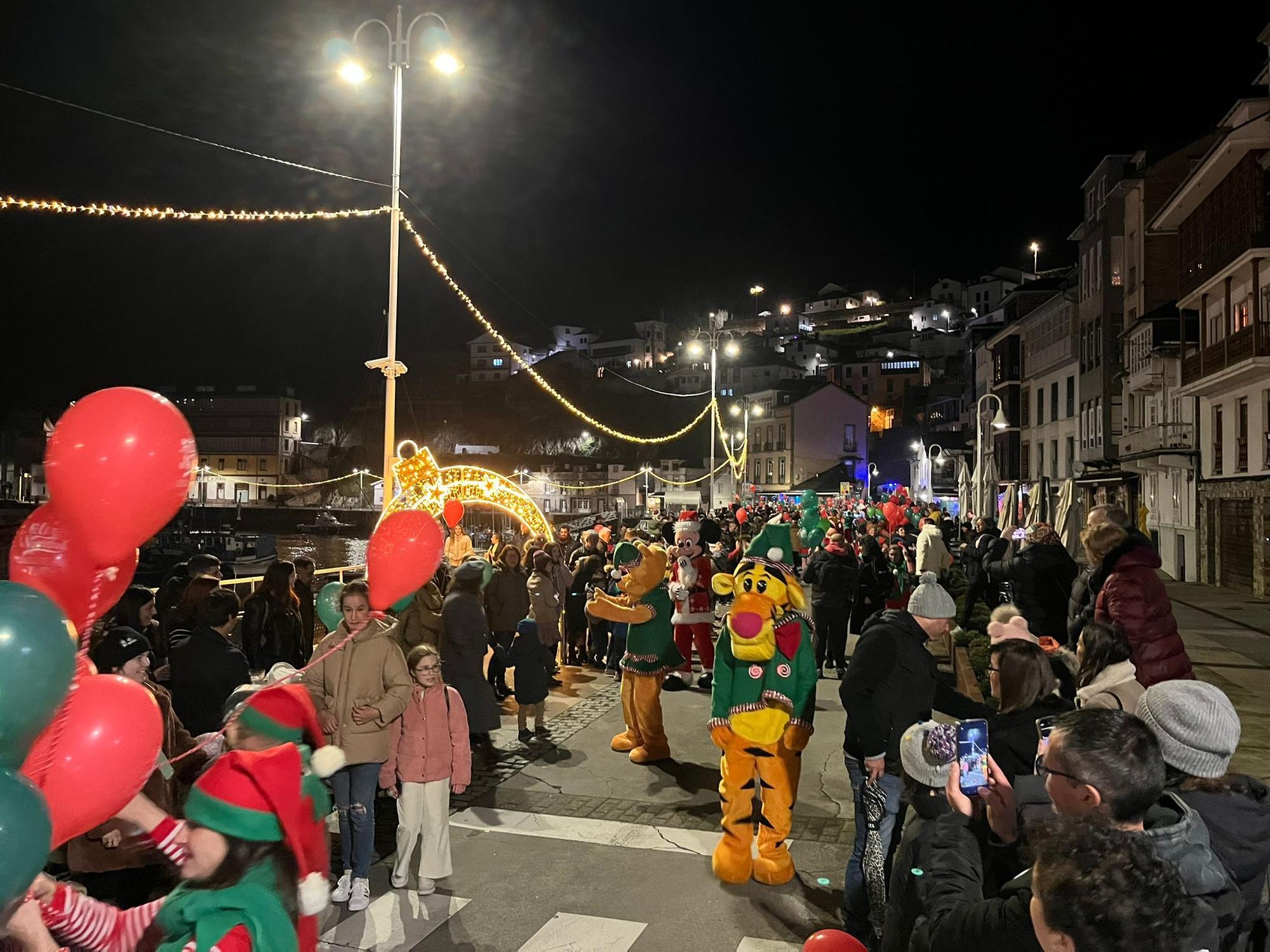 En imágenes: El espectacular desfile de Papá Noel por las calles de Luarca