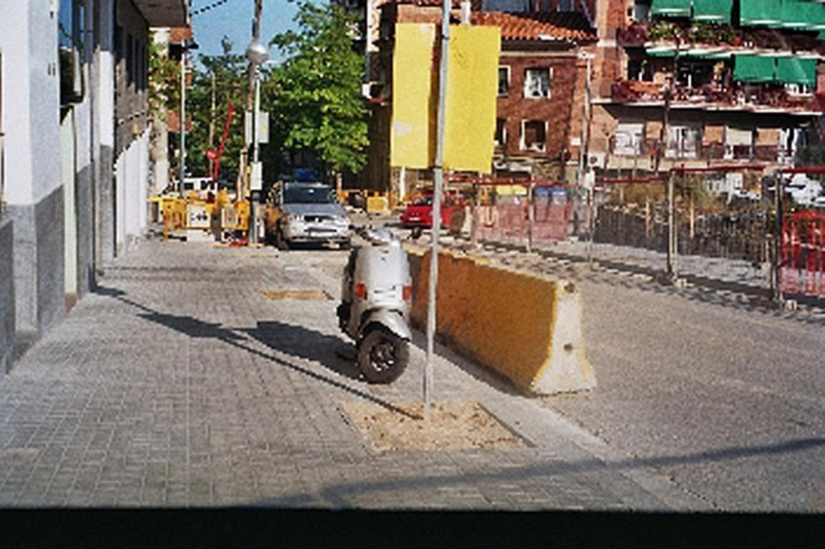 El Guinardó es queda sense arbres.Els arbres del Guinardó sempre han alleujat l’esforç de pujar per alguns carrers. Fa dos anys, arran de l’avaria de Fecsa-Endesa del passeig de Maragall, es van talar diversos exemplars a Escornalbou, Xiprer i la rambla de Volart, sense que Parcs i Jardins els hagi reposat. Aquest estiu, a causa de les obres de la ronda del Mig, s’han suprimit uns 60 arbres més sense haver consultat els veïns. Haurem d’encadenar-nos als que queden...