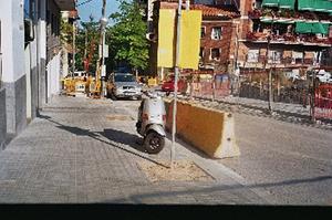 El Guinardó es queda sense arbres.Els arbres del Guinardó sempre han alleujat l’esforç de pujar per alguns carrers. Fa dos anys, arran de l’avaria de Fecsa-Endesa del passeig de Maragall, es van talar diversos exemplars a Escornalbou, Xiprer i la rambla de Volart, sense que Parcs i Jardins els hagi reposat. Aquest estiu, a causa de les obres de la ronda del Mig, s’han suprimit uns 60 arbres més sense haver consultat els veïns. Haurem d’encadenar-nos als que queden...