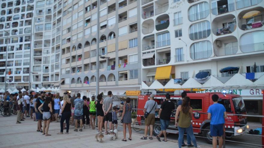 Curiosos i residents davant de l&#039;edifici sinistrat.