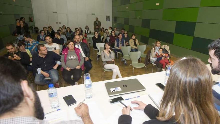 Vecinos de Novo Mesoiro, en un acto en el barrio con representantes de distintas administraciones.