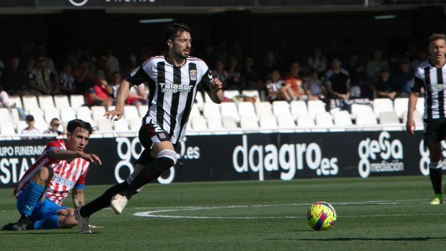 Pêpê, jugador del FC Cartagena, persigue el balón en el partido ante el Sporting de Gijón. | IVÁN URQUÍZAR