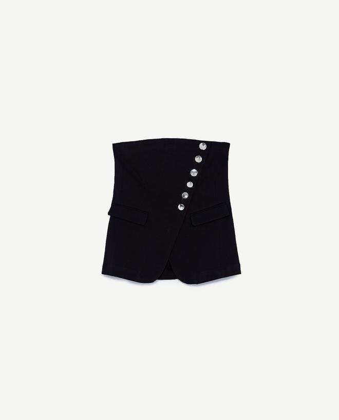 Zara desnuda los hombros: Corset con botones laterales (22,95 euros).