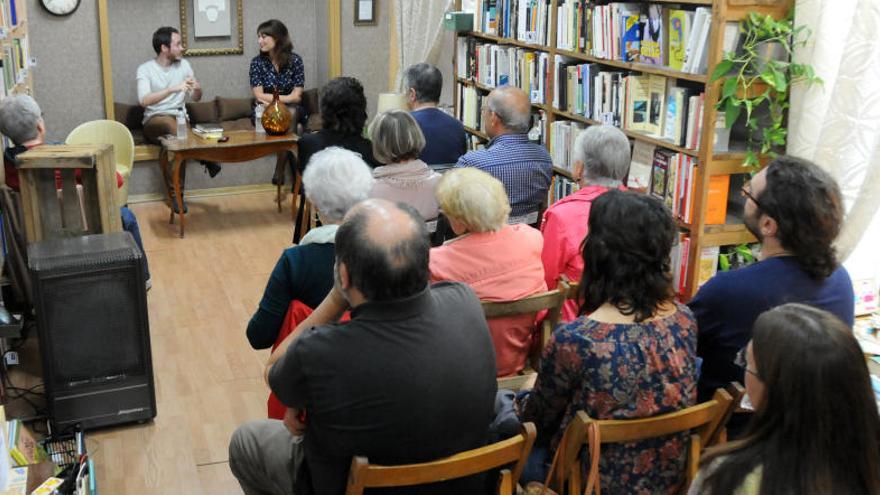 La llibreria Papasseit de Manresa va acollir una animada conversa sobre literatura i postmodernisme