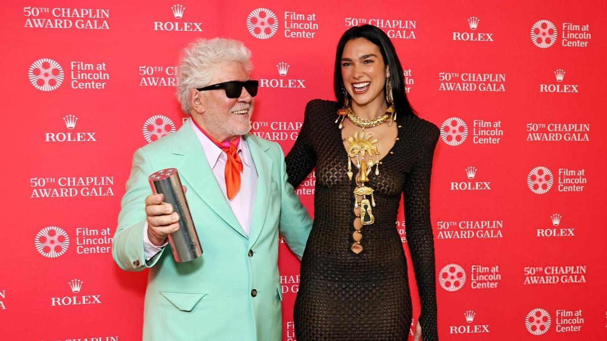 Pedro Almodóvar y Dua Lipa en los Premios Chaplin en Nueva York