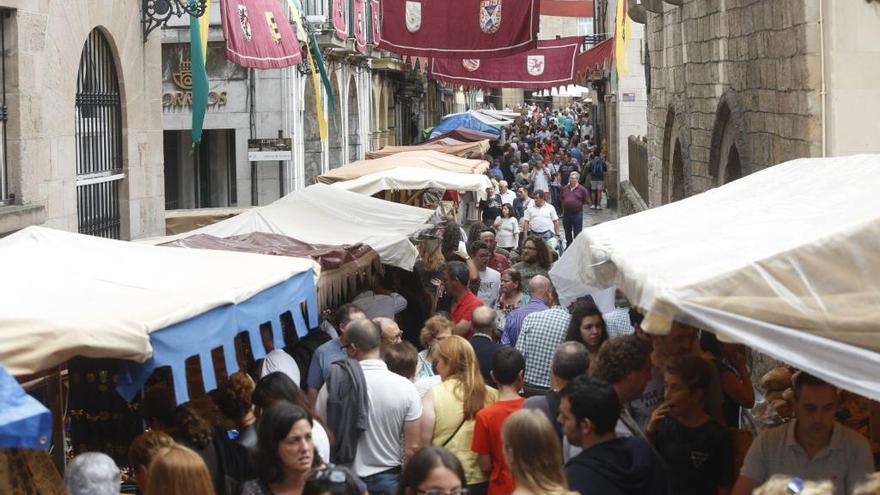 Público asistente al mercado medieval durante las fiestas de San Agustín