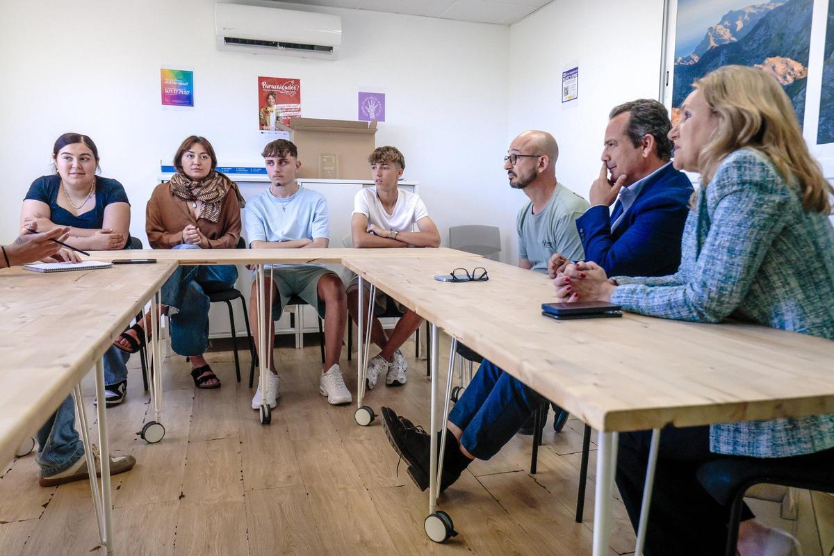 Toni Fuster, conseller de Presidencia, y Óscar Ramírez, coordiador del proyecto, con los alumnos y la técnica.