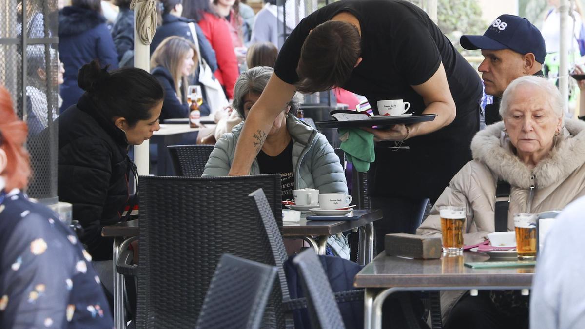 El paro baja en España en 13.311 personas en marzo, hasta los 2,58 millones