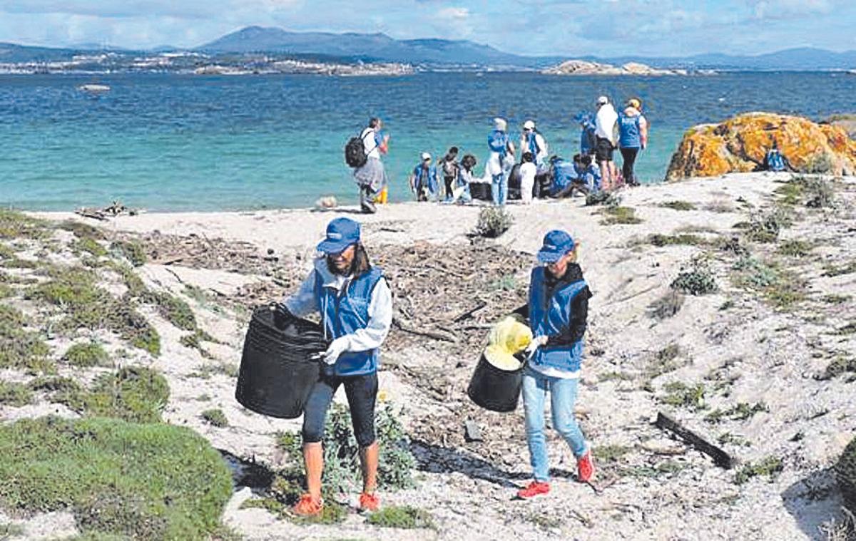 Voluntariado de Abanca en una acción de limpieza en la isla de Salvora