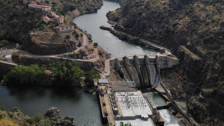 Un barco turístico en el Salto de Castro, entre los proyectos que impulsará Adata