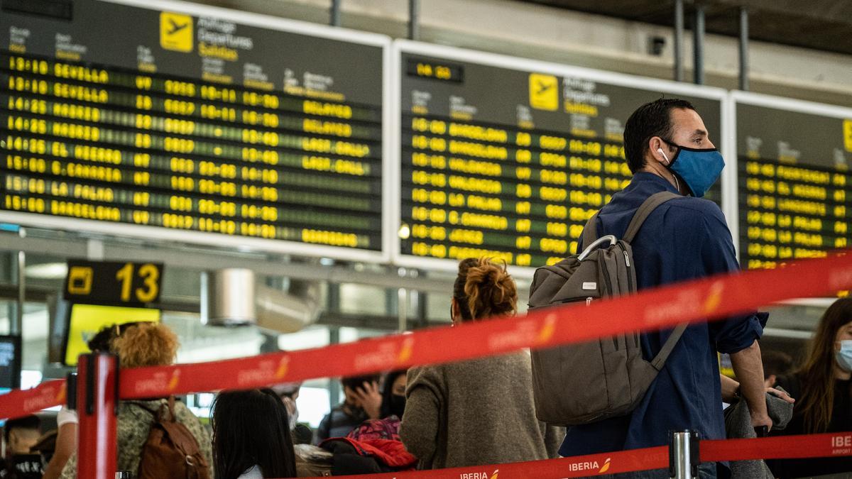 Un grupo de personas espera a ser atendido en los mostradores del aeropuerto de Los Rodeos.