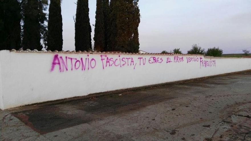 Aparecen pintadas contra el alcalde de Guadiana del Caudillo