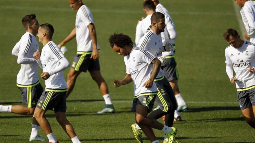 Los jugadores del Madrid, durante el entrenamiento de ayer.