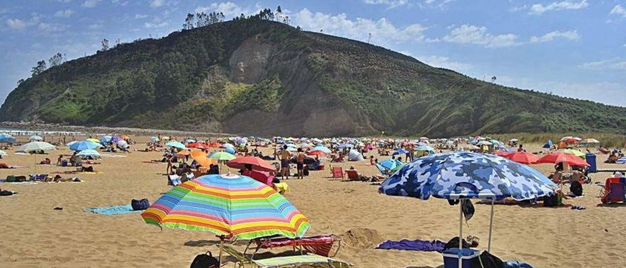 Bañistas en la playa de Rodiles, en Villaviciosa. | A. I.