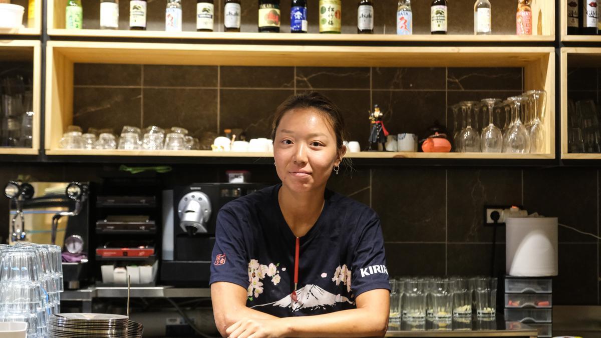 Tania Liu, tras la barra de su restaurante de ramen ubicado en la plaza Séneca