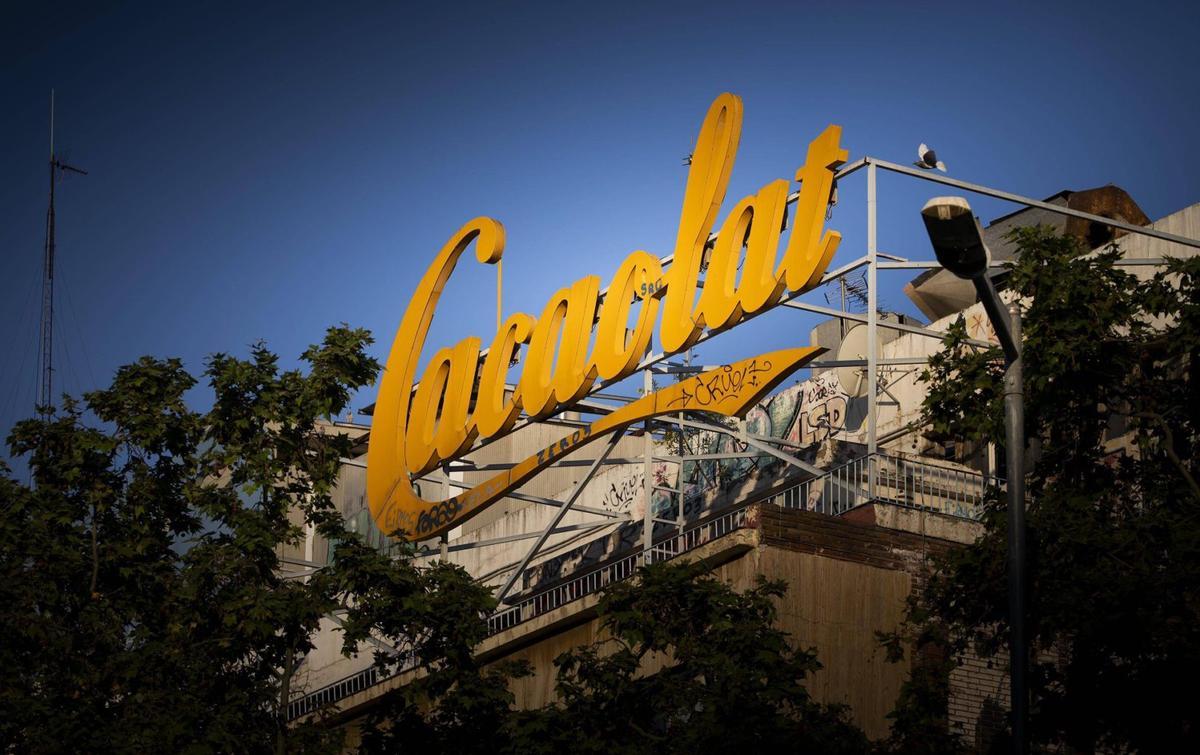 Barcelona rescatarà de la ruïna l’icònic rètol de Cacaolat