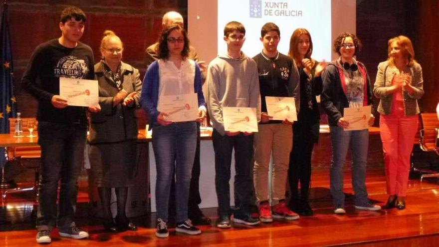 Entrega de diplomas por parte de la Xunta, ayer en Santiago, a los 5 estudiantes del IES García Barros.