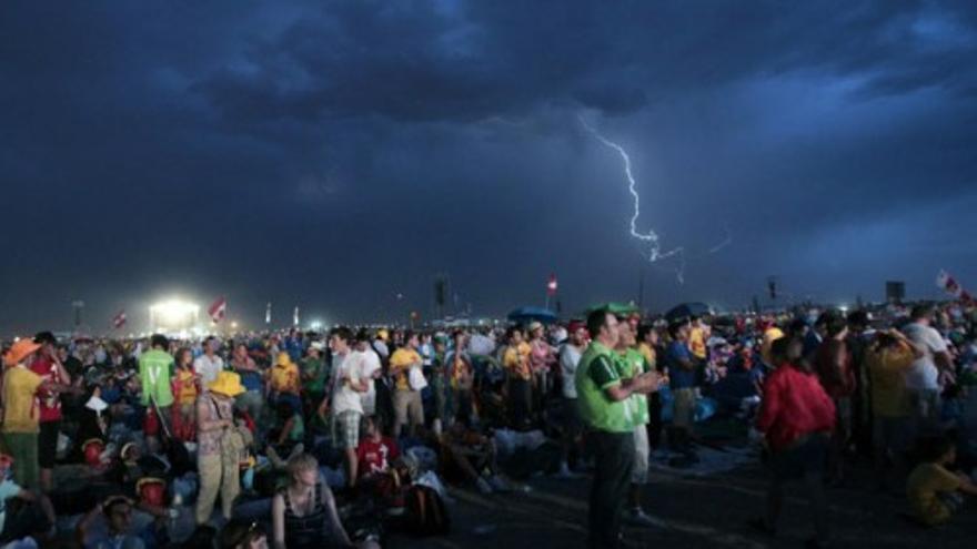 La lluvia interrumpe las palabras de Benedicto XVI en Cuatro Vientos