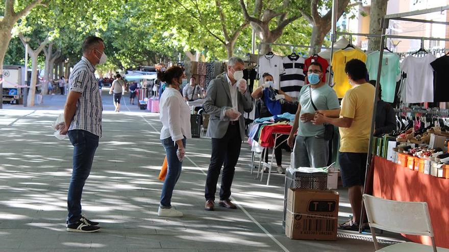 El alcalde y concejales del Gobierno de Oliva, hoy en el mercado de los viernes.