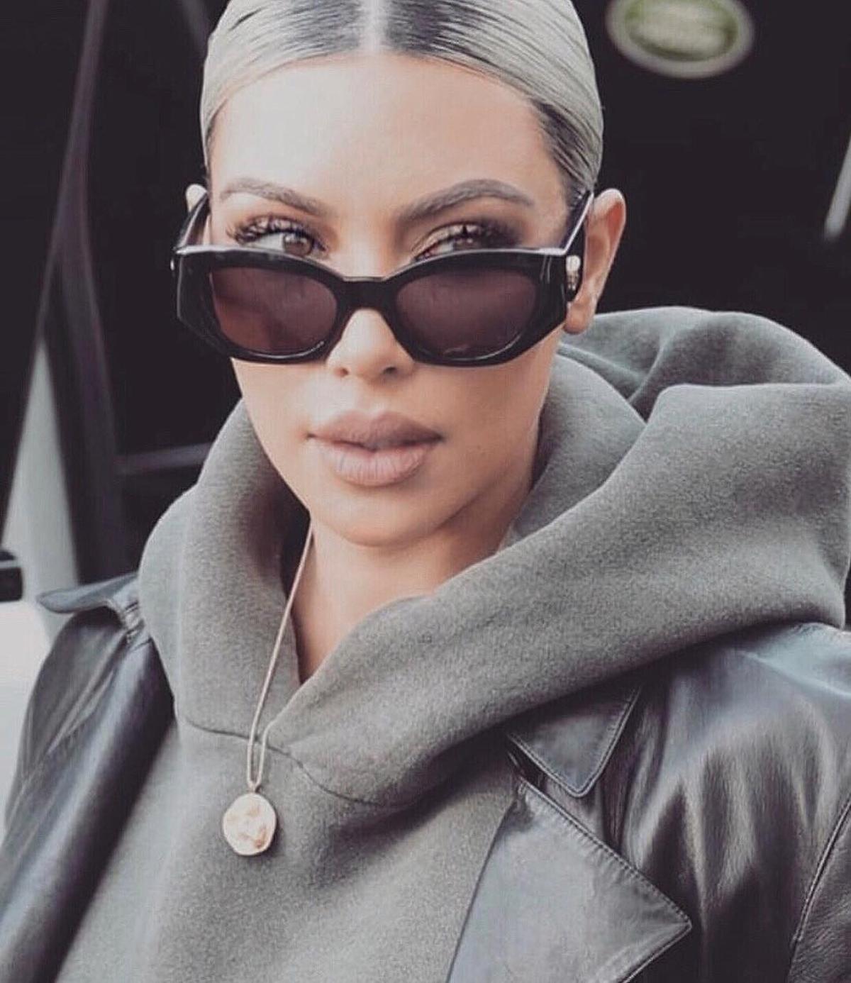 Kim KArdashian con pelo blanco y raíces negras