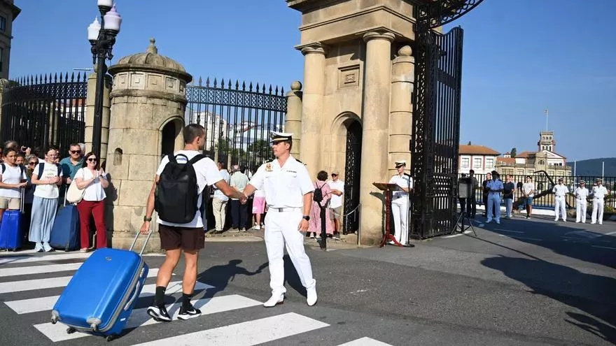 Llegada de los primeros alumnos a la Escuela Naval de Marín