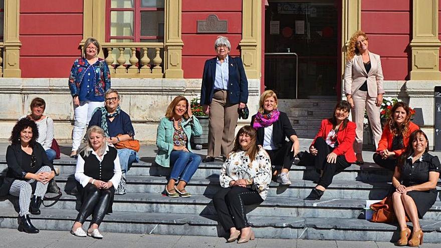 Responsables municipales, vecinales y de otros colectivos, ayer, tras la presentación de los actos. | Borja García