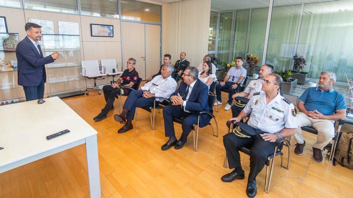 El alcalde y el concejal de Seguridad Ciudadana, junto a servicios de emergencia en la presentación de la plataforma.