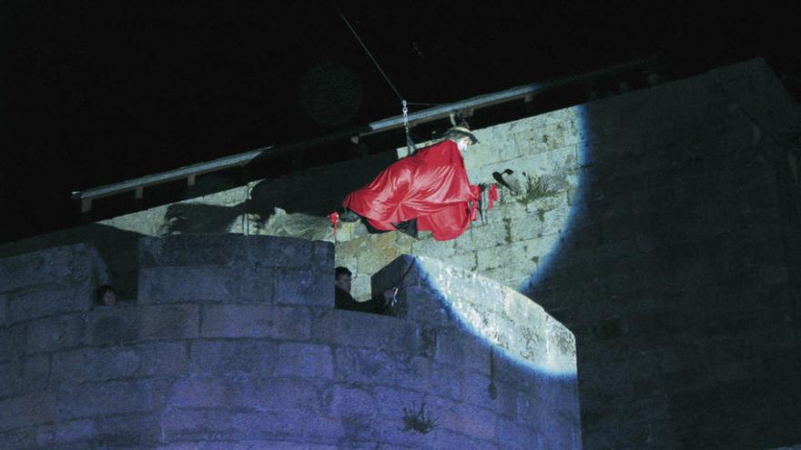 La bruja sobrevuela el castillo de Puebla de Sanabria en las últimas horas del mercado medieval.