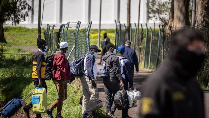 Migrantes en el acuartelamiento de Las Canteras, en una imagen de archivo. | | ANDRÉS GUTIÉRREZ