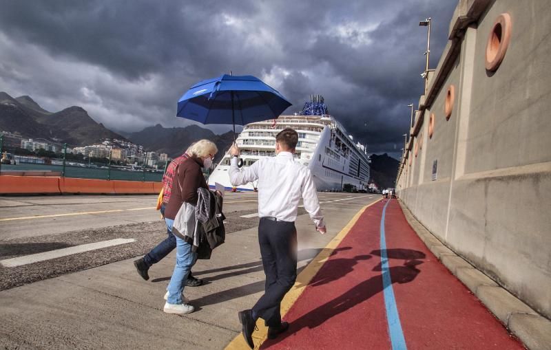 Llegada del crucero de lujo Europa2 al puerto de Santa Cruz de Tenerife